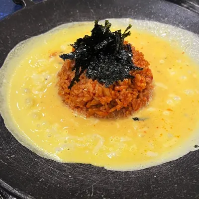 화산 모양 치즈 김치볶음밥