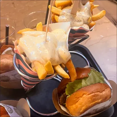 치즈 폭탄 프렌치프라이 + 수제버거 세트