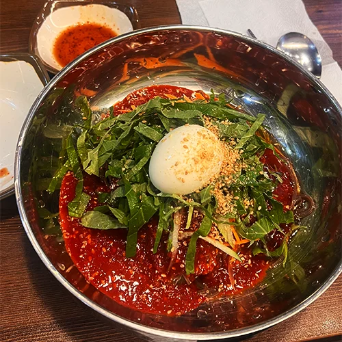 춘천식 비빔 메밀 막국수 (계란·깻잎)