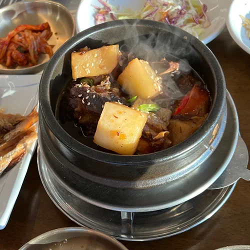 전통 소갈비찜 (한입 무·떡 토핑)