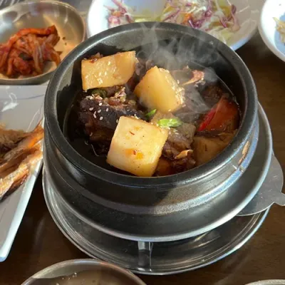 전통 소갈비찜 (한입 무·떡 토핑)