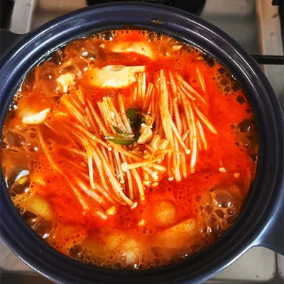 얼큰 해물 짬뽕탕 (팽이버섯·청양)