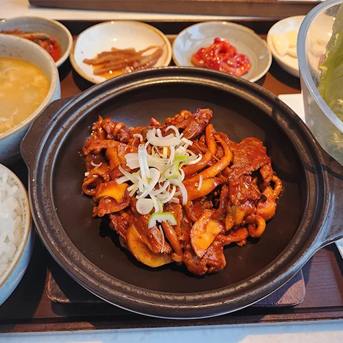 웅이네 제육덮밥