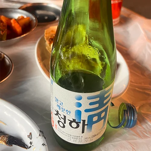 프리미엄 가치를 담은 미니멀 로고 및 브랜드 가이드 제작.